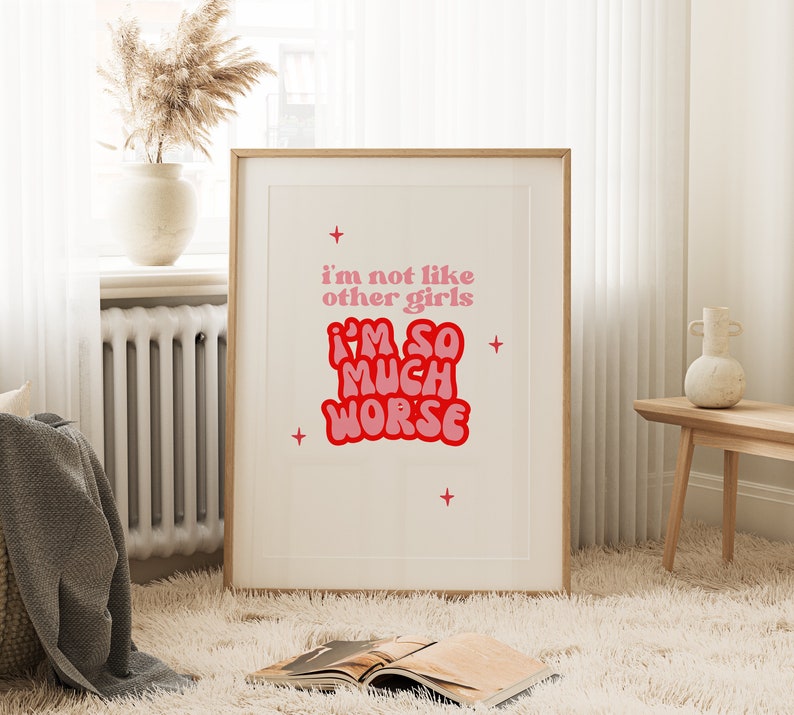 Citation de femme rose rétro Je ne suis pas comme les autres filles imprimer des imprimés impertinents des imprimés d’art mural funky des imprimés rétro excentriques roses des imprimés roses et rouges énervés image 3