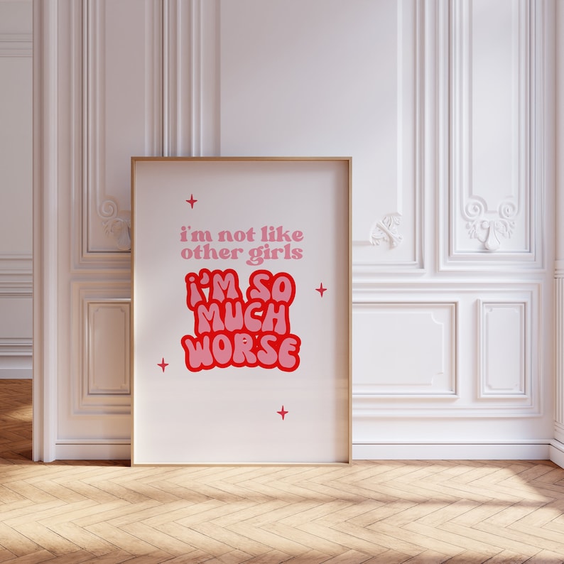 Citation de femme rose rétro Je ne suis pas comme les autres filles imprimer des imprimés impertinents des imprimés d’art mural funky des imprimés rétro excentriques roses des imprimés roses et rouges énervés image 1
