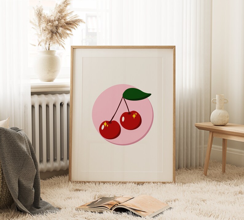 Op de afbeelding: Een roze en witte illustratie van twee rode kersen met groene stelen en bladeren op een witte achtergrond.