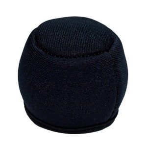 Könnte beinhalten: Ein schwarzer, runder, weicher Stoffball. Der Ball besteht aus einem strukturierten Material und hat eine glatte, abgerundete Oberfläche.