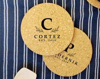 Aangepaste kurk trivet, monogram familienaam hot pad, laser gegraveerde keuken decor