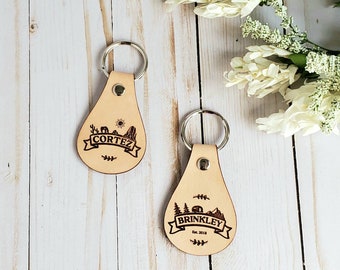 Gepersonaliseerde leren sleutelhanger: kamperen, buiten, avontuur