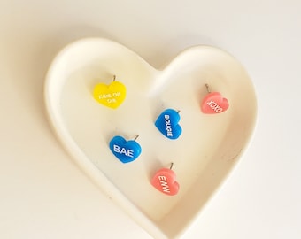 Aangepaste hart Stud Oorbellen, Sassy conversatieharten Studs, Candy Heart Sieraden