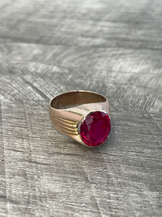 10k Yellow Gold Red Stone Ring