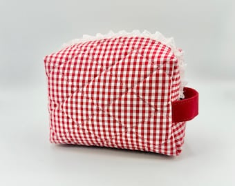 Neceser acolchado de estilo cuadrado // Cuadros rojos con volantes de encaje