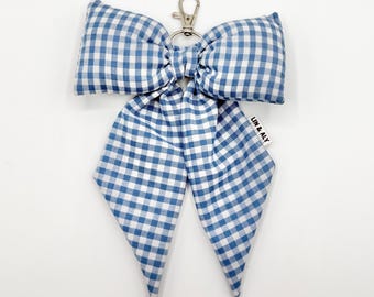 Charm para bolso con lazo hinchado // Cuadros azules