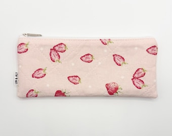 Estuche pequeño acolchado con cremallera / Estuche para lápices / Estuche para gafas de sol // Matcha de fresa