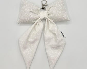 Charm para bolso con lazo hinchado // Hojas blancas