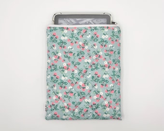 Funda acolchada para tableta, iPad y lector electrónico // Campo de fresas azul