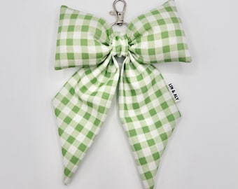 Charm para bolso con lazo hinchado // Cuadros verdes