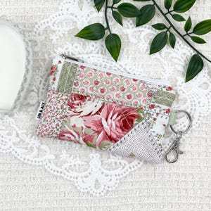Minibolso con estampado de patchwork de rosas // Monedero, minibolso, tarjetero, llavero, monedero, bolso acolchado con cremallera