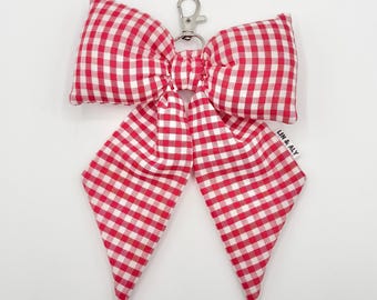 Adorno para bolso con lazo acolchado // Cuadros rojos