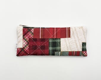 Estuche pequeño acolchado con cremallera / Estuche para lápices / Estuche para gafas de sol // Patchwork navideño