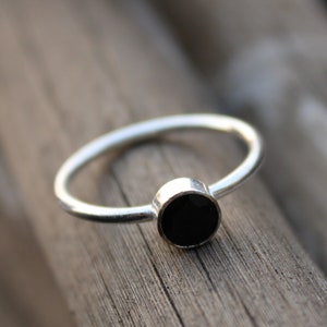 Handmade Round Black Onyx Ring: 925 Sterling Silver
