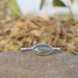 Anello artigianale con labradorite a taglio marquise: argento 925, finitura oro.