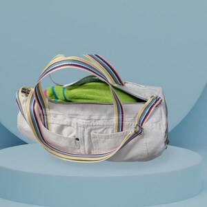 Sporttas, gemaakt van gerecyclede spijkerbroeken. Reistasformaat, HANDGEMAAKT, van gerecyclede jeans, Eco-verantwoord.