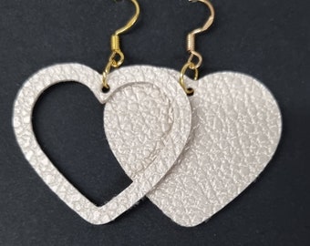 Boucles d'oreille en forme de coeur. Fait main, cuir vegan, doré, rose,blanc . Crochet ou clip.  Double face