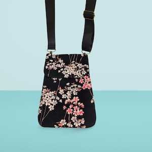 Funda para teléfono de hombro, de tela, con estampado de flor de cerezo japonesa. Hecha a mano.