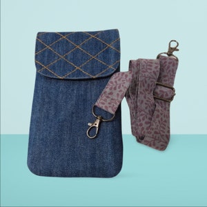 Sac a main, téléphone , en jeans upcyclé. Usage à bandouliére amovible. Fait main. Double compartiment. Rabat Patchwork ou coton imprimé