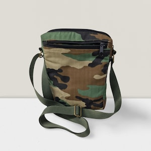 Sac à  Bandoulière  homme en tissus camouflé,ou  Jeans recyclé. Fait main