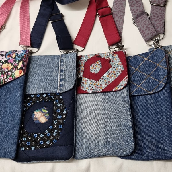 Pochette à téléphone bandouliére amovible, fait main, en jeans recyclé. Avec double compartiment , rabat Patchwork ou coton imprimé