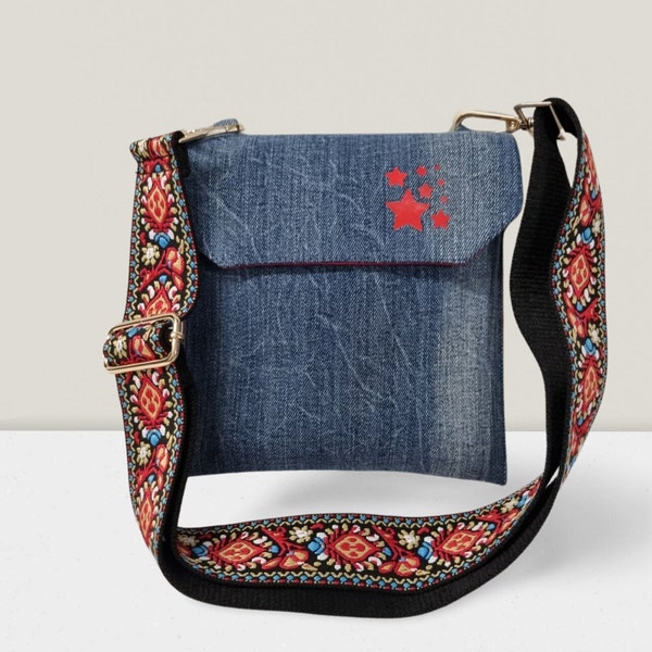 sac Bandoulière  fait main,en jeans recyclé,  doublé coton imprimé fleuri.