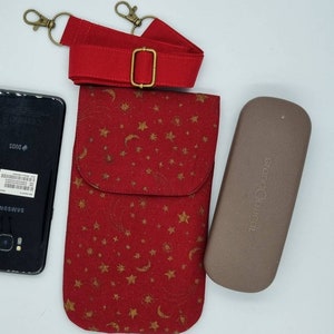 Pochette téléphone bandoulière fait main, en tissus japonais, divers motifs, et colories, 100% coton. Petit sac a main, multiusages. Bordeaux etoils