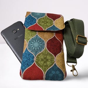 Porta cellulare a tracolla fatto a mano, in tessuti giapponesi, varie fantasie e colori, in cotone. Borsa piccola e multiuso.