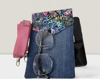 Pochette à téléphone bandouliére amovible, fait main, en jeans recyclé. Avec double compartiment , rabat Patchwork ou coton imprimé