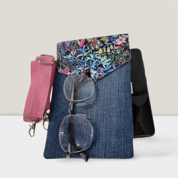 Pochette à téléphone bandouliére amovible, fait main, en jeans recyclé. Avec double compartiment , rabat Patchwork ou coton imprimé