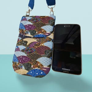 Telefoonhoesje met dunne takken, Japanse kersenbomen, wolken of waaiers. Gebruik van schouderband. Handgemaakt.
