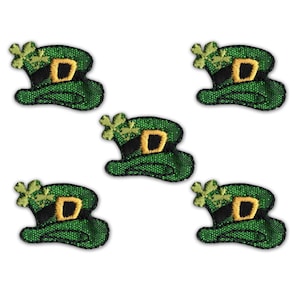 Puede incluir: Cinco sombreros de fieltro verde con forma de trébol de cuatro hojas, con hebillas doradas y un trébol en la parte superior.