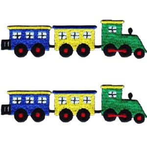 以下が含まれることがあります： 緑の機関車、青い車両、黄色の車両のついたおもちゃの列車を描いた刺繍のアイロン接着パッチが2セット。