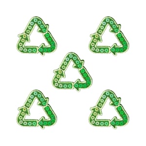Könnte beinhalten: Fünf grüne und weiße Recycling-Symbole aus Pailletten. Die Symbole sind symmetrisch auf einem weißen Hintergrund angeordnet.