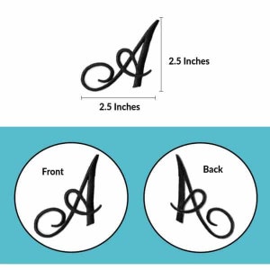 K&ouml;nnte beinhalten: Schwarzer gestickter B&uuml;gel-Patch mit dem Buchstaben A in einer kursiven Schriftart. Der Patch ist 2,5 Zoll breit und 2,5 Zoll hoch. Die Vorder- und R&uuml;ckseite des Patches sind abgebildet.