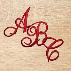 Parche bordado con letras monograma para planchar, letras iniciales cursivas en negro, rojo y blanco