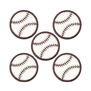 Könnte beinhalten: Fünf weiße, gestickte Aufnäher mit Baseball-Motiv und braunen Nähten. Die Aufnäher sind rund und haben einen weißen Hintergrund mit braunen Nähten, die einem Baseball ähneln.