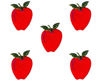 Puede incluir: Cinco parches bordados idénticos con forma de manzana dispuestos en un patrón. Cada parche presenta una manzana roja brillante con una superficie texturizada, un pequeño tallo marrón y dos hojas de color verde oscuro en la parte superior.