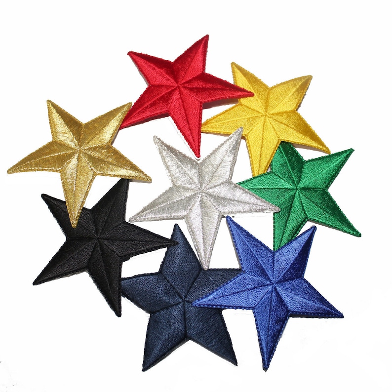 Op de afbeelding: Acht geborduurde strijkpatches in de vorm van een vijfpuntige ster. De sterren zijn in de kleuren rood, goud, zilver, groen, zwart en blauw.