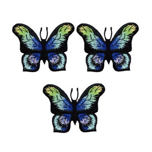 Puede incluir: Tres parches bordados para planchar en forma de mariposas azules, verdes y amarillas.