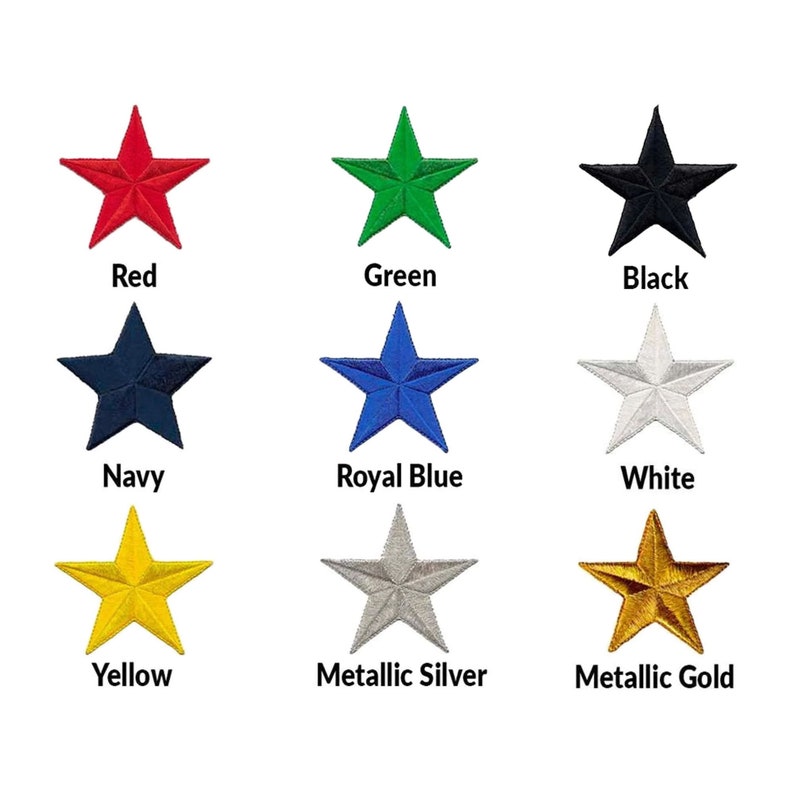 Op de afbeelding: Negen geborduurde strijkpatches in de vorm van een vijfpuntige ster. De patches zijn in de kleuren rood, groen, zwart, marineblauw, koninklijkblauw, wit, geel, metallic zilver en metallic goud.