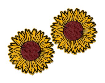 Pode incluir: Dois emblemas circulares de girassol com pétalas amarelas vibrantes que irradiam de um centro texturizado castanho-avermelhado escuro. Cada emblema bordado tem uma borda preta distinta e apresenta um trabalho de fio detalhado no design floral.