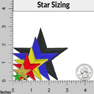 Op de afbeelding: Vier sterren van verschillende grootte in zwart, blauw, geel en rood. De sterren zijn gerangschikt op grootte, met de grootste ster bovenaan en de kleinste ster onderaan. De sterren hebben allemaal een diameter van ongeveer 5 cm.