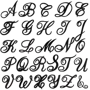 K&ouml;nnte beinhalten: Ein Schwarzwei&szlig;bild des Alphabets in einer kursiven Schriftart. Jeder Buchstabe ist mit einer Schn&ouml;rkel verziert.