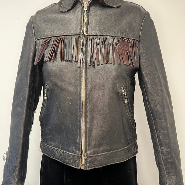 Petite femme des années 1970 en cuir, glands, franges, veste de motard, taille UK 34 4-6