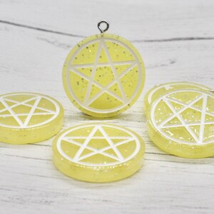 2 x Pentagramberlocker med glitter i gult med vitt, Pentagramberlock, Smyckestillverkning, Hantverksmaterial, Hänge, Smyckesfynd