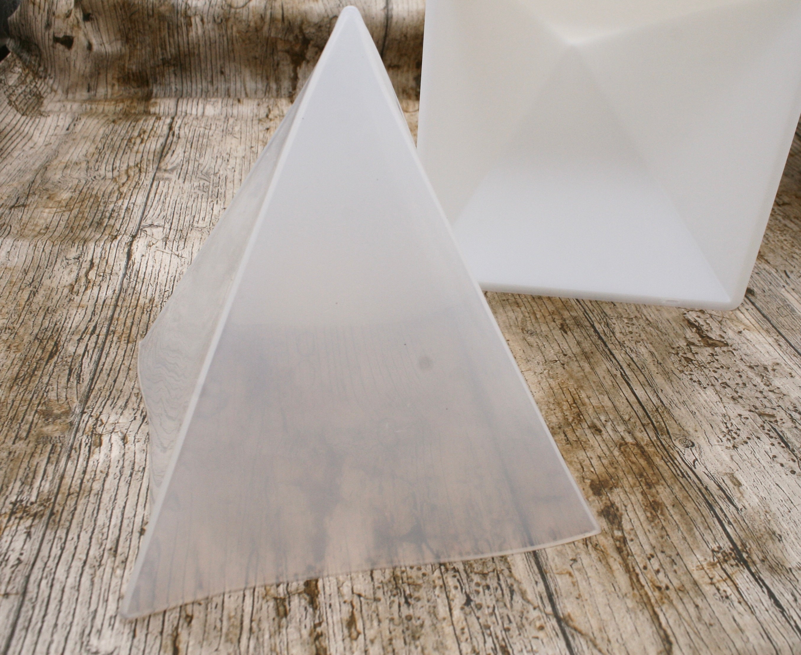 3 Super Large Clear Silicone Pyramid Molds for Resin, 3Pcs 4.7''6''7.5''  Inner Pyramid Silicone Molds + 1Pcs Plastic Frame, Silicone Resin Molds for