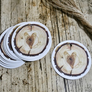 Log slice met harttags, hart op hout cadeaukaartje, bedankt, cadeaukaartjes, etiketten, zakelijke verpakkingen, feest, prijskaartjes