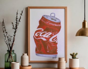 Buntstiftzeichnung einer zerdrückten Coca-Cola-Dose – Kunstdruck „Knusprige Dose“