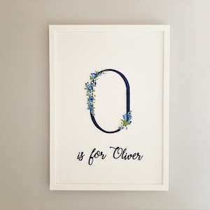 Decoración de pared para guardería / Regalo personalizado para baby shower / Iniciales monogramadas bordadas a mano / Arte floral con letras y nombre personalizado